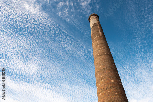 Fotografía A tall chimney called La Ramona at an old mining town in Baja