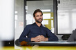 © Rainer Berg/Westend61 - Thoughtful businessman sitting with hands clasped in office