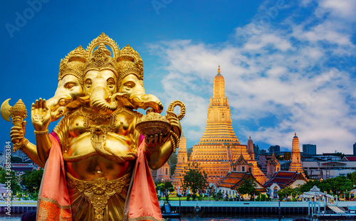 Fotografía Golden Ganesha has old power in religious sites that are separated from the latt