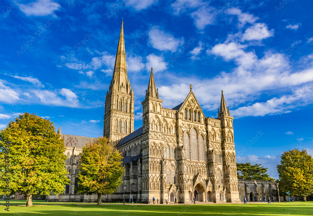 Salisbury Cathedral, formally known as the Cathedral Church of the Blessed Virgin Mary, an Anglican cathedral in Salisbury, England. - obrazy, fototapety, plakaty 