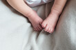 Baby Füße eines Neugeborenen von vorne Detailaufnahme