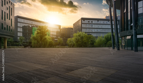 Cuadros en Lienzo Modern office building in the evening