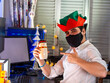 © David Martínez - Hombre joven haciendo una videollamada en navidad por el confinamiento del coronavirus y usando una mascarilla para protegerse del virus