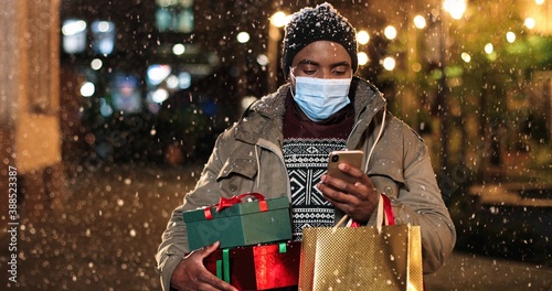 Fotografía Portrait of man standing and texting on mobile phone