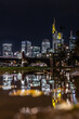 Frankfurt Skyline Spiegelung in einer Pfütze bei Nacht
