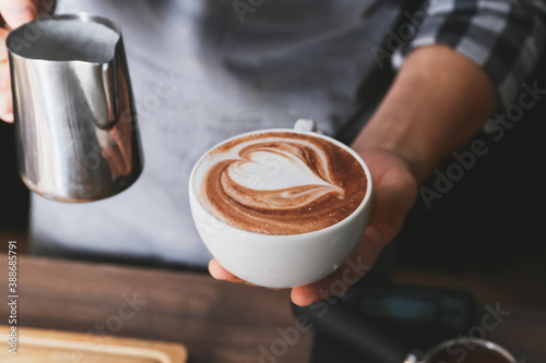 Fotografía Barista making hot coffee in cafe, closeup