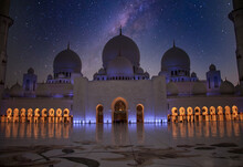 Sheikh Zayed Grand Mosque In Abu Dhabi, With Milky Sky. Milky Way Gorgeous Mosque In UAE. Starry Sky With Over The Grand Mosque. Beautiful Universe And Mosque.