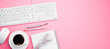 Home Office -  Pink Schreibtisch - Pink Arbeitsplatz mit Laptop und Freiraum	
