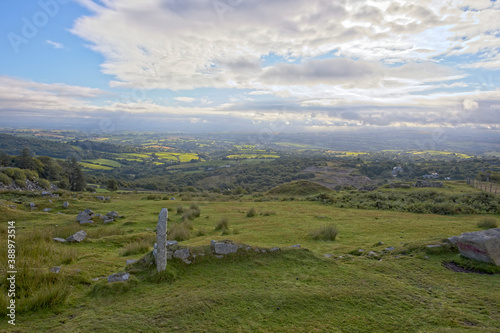 Fotografía View across farmland from the eastern edge of Bodmin Moor, Minions, Cornwall, England, UK