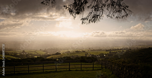 Cuadros en Lienzo Moody light over farmland from the eastern edge of Bodmin Moor, Minions, Cornwall, England, UK