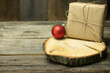 Tło świąteczne z dekoracją, prezent na drewnianej desce. Temat podarunków z okazji Bożego Narodzenia