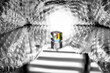 Licht am Ende des Tunnels, geometrischer Glaswürfel mit buntem Licht mit schwarz weißem Hintergrund, moderne Kunst