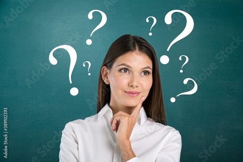 Fotografía Question sign with a beautiful alarmed woman on pastel background