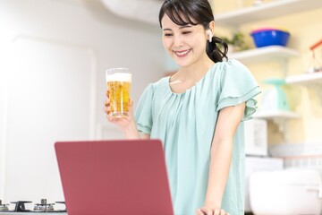 Wall Mural - キッチン　オンライン　飲み　女性　