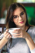 © yanek - kawa, filizanka, młoda, drink, cherbata, piękne, radosna, kafejka, beuty, portret, uśmiech, napoje, dom, osoba, styl życia, poranek, brunetka, biała