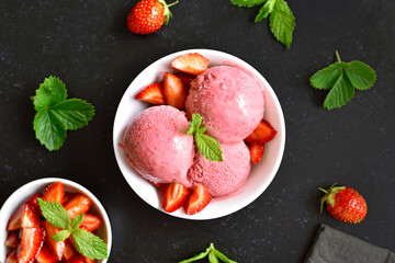 Wall Mural - Strawberry ice cream in bowl