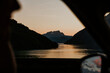 podróż po pięknych szwajcarskich górach. Zachód słońca, woda i wiatr.