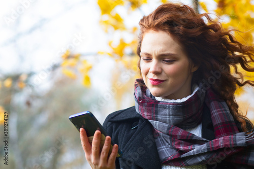 Fotografía Surprised woman typing a message, European female sending an SMS message to her mobile smartphone