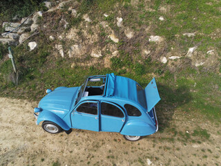 Wall Mural - 2 CV sur une route à Saint Emilion en Gironde, vue aérienne