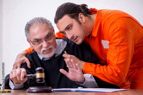 Fotomural Old male judge meeting with young captive in courthouse