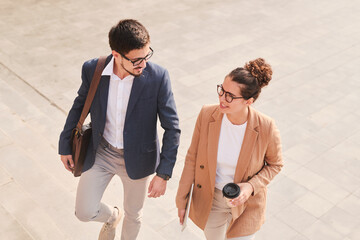 Aufkleber - Two young elegant brokers in smart casualwear discussing work at coffee break