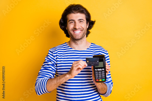 Cuadros en Lienzo Photo of positive guy swipe credit card on pos terminal wear blue white shirt is