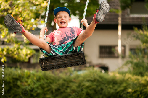 Cuadros en Lienzo Boy has great fun swinging in the park