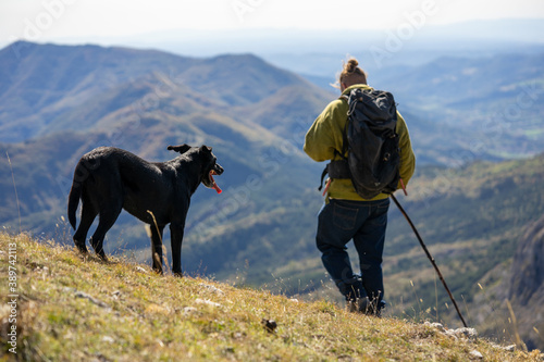 Cuadros en Lienzo Un berger de dos et son chien noir dans un décors de montagne