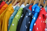 Fototapeta  - Kolorowe kurtki w sklepie odzieżowym