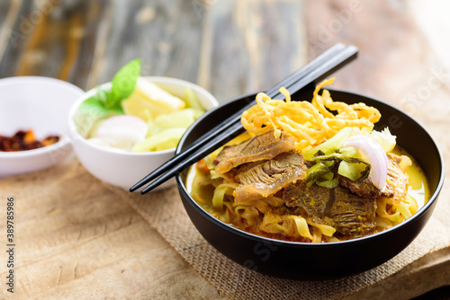 Fotografía Northern Thai food (Khao Soi), Spicy curry noodles soup with beef in a bowl eati