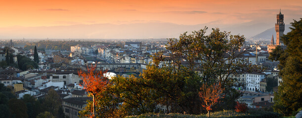 Canvas Print - Panoramic view Florence city skyline at sunset from Piazzale Michelangelo. From left to right the famous Old Bridge (Ponte Vecchio) on Arno river and the tower of town hall of city (Palazzo Vecchio). 