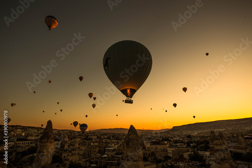 Cuadros en Lienzo Stunning shot of hot air balloons flying over the Cappadocia region in Turkey