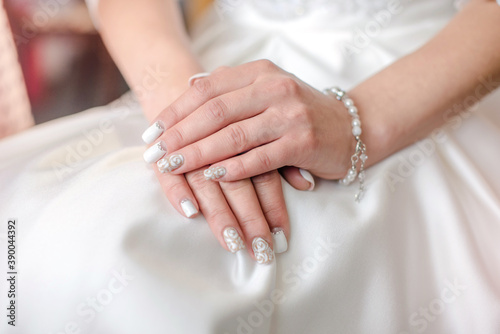 Fotomural Hands of the bride on a white wedding dress