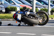 Motorradunfall, Defektes Motorrad liegt auf einer Strasse in der Stadt