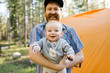 © Jessica Peterson/Tetra Images - Portrait of happy father with baby son (6-11 months) in Uinta-Wasatch-Cache National Forest