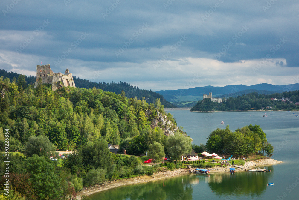 Jezioro Czorsztyńskie - zamek w Czorsztynie i zamek w Niedzicy. - obrazy, fototapety, plakaty 