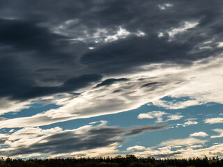 Wall Mural - Bizarre Wolken Formation am blauen Himmel