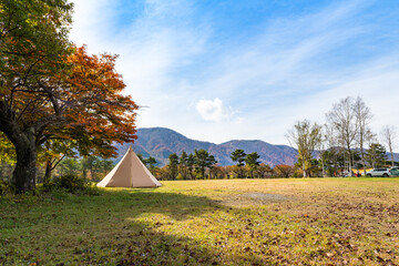 日本　紅葉の高原のキャンプ場