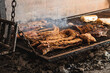asado típico y tradicional argentino carne de vaca cerdo chinchulin morcilla chorizo costilla sobre parrilla a las brasas córdoba argentina