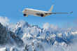 Passagierflugzeug A 330 fliegt über ein schneebedecktes Gebirge