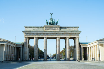 Brandenburger Tor bei strahlendem Sonnenschein und blauem Himmel im Herbst 2020 menschenleer