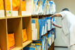 © Reddragonfly - Recherche dossier médical aux archives patient personnel hospitalier blouse blanche