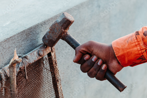 Fotografía Closeup shot of hand holding hammer