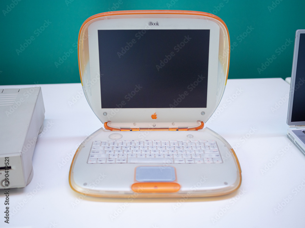 Foto TERRASSA, SPAIN-AUGUST 9, 2020: 1999 original Apple iBook G3