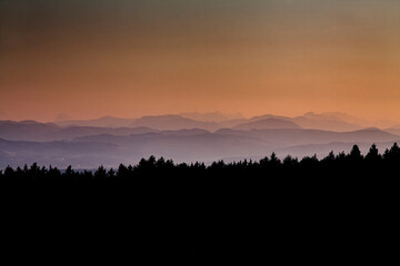 Los alpes austriacos vistos des de lejos al atardecer 