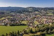 Bild einer Luftaufnahme der Gemeinde Frauenau im bayerischen Wald mit Landschaft und Bergen im Hintergrund, Deutschland