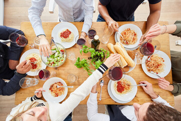 Wall Mural - Freunde genießen gemeinsame Pasta Mahlzeit von oben