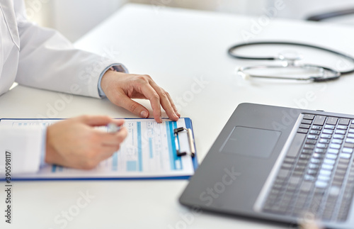 Fotografía medicine, healthcare and profession concept - female doctor in white coat with l