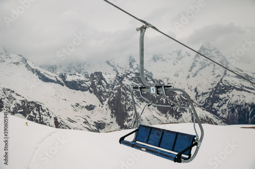 Fotografía ski chair lift ropeway at the ski resort, view from the funicular to the mountai