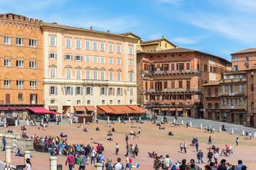 Wall Mural - Piazza del Campo with people in Siena, Italy